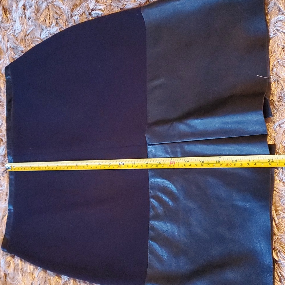 Danier black leather skirt - Picture 9 of 9